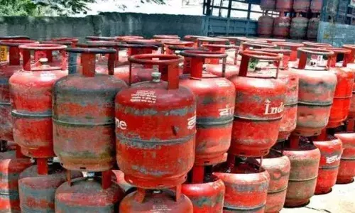 Gas Cylinder Price Hike : వంటగదిలో యుద్ధ సెగ.. ఆరేళ్లలో ఎన్నడూ లేనంతగా పెరిగిన గ్యాస్ ధరలు.