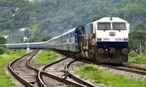 Delhi: ఫోన్ దొంగిలించిన వ్యక్తిని వెంబడిస్తూ రైలు ఢీకొనడంతో 22 ఏళ్ల యువకుడు అక్కడికక్కడే..