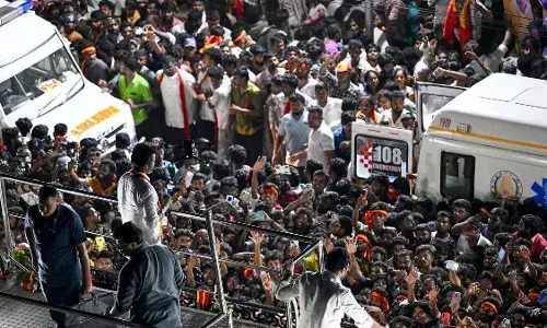 Vijay: కరూర్ తొక్కిసలాట కేసు.. విజయ్‌కి సీబీఐ మరోసారి నోటీసులు