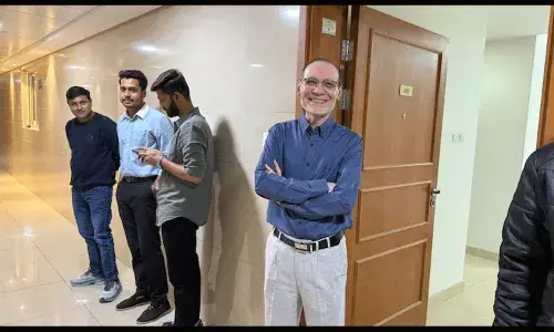 దుబాయ్‌లోని భారతీయ పౌరులను ఆదుకుంటున్న వ్యాపారవేత్త.. ఉచితంగా వసతి, ఆహారం..