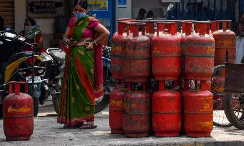 LPG Crisis: సైబరాబాద్ ఐటీ కారిడార్‌లోని హాస్టళ్లకు టీ, అల్పాహారం తాత్కాలికంగా నిలిపివేత