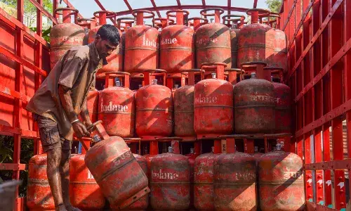 Gas Shortage Hits : ఆగని గ్యాస్ మంటలు.. దేశ వ్యాప్తంగా పెరుగుతున్న కొరత..