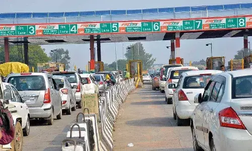 Toll Pass Hike : వాహనదారులకు ఎన్‎హెచ్‎ఏ‎ఐ షాక్.. పెరిగిన టోల్ పాస్ చార్జీలు, కొత్త రేట్లు ఇవే.