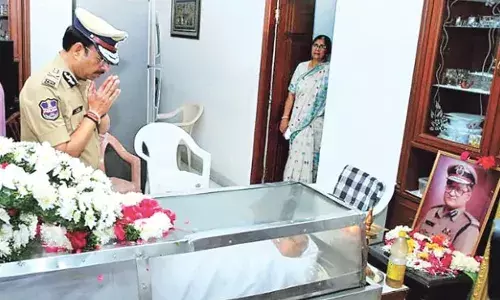 TG: పాడె మోసిన సీపీ సజ్జనార్