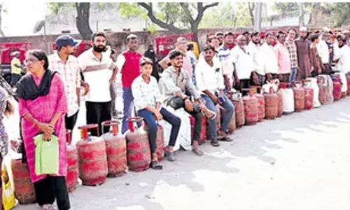 LPG GAS: సిలిండర్ కోసం ఉరుగులు..పరుగులు..ఎదురుచూపులు
