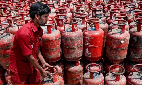 LPG కొరత.. వినియోగదారులు PNGని స్వీకరించాలని కోరుతున్న ప్రభుత్వం.. LPG కొరత.. వినియోగదారులు PNGని స్వీకరించాలని కోరుతున్న ప్రభుత్వం..