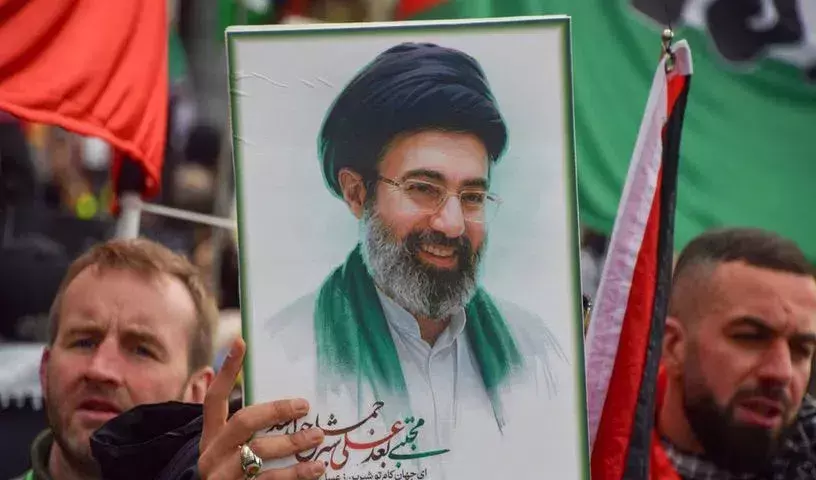 Mojtaba Khamenei: క్షిపణి దాడి నుంచి తృటిలో బయటపడిన మొజ్తబా ఖమేనీ.. కానీ Mojtaba Khamenei: క్షిపణి దాడి నుంచి తృటిలో బయటపడిన మొజ్తబా ఖమేనీ.. కానీ