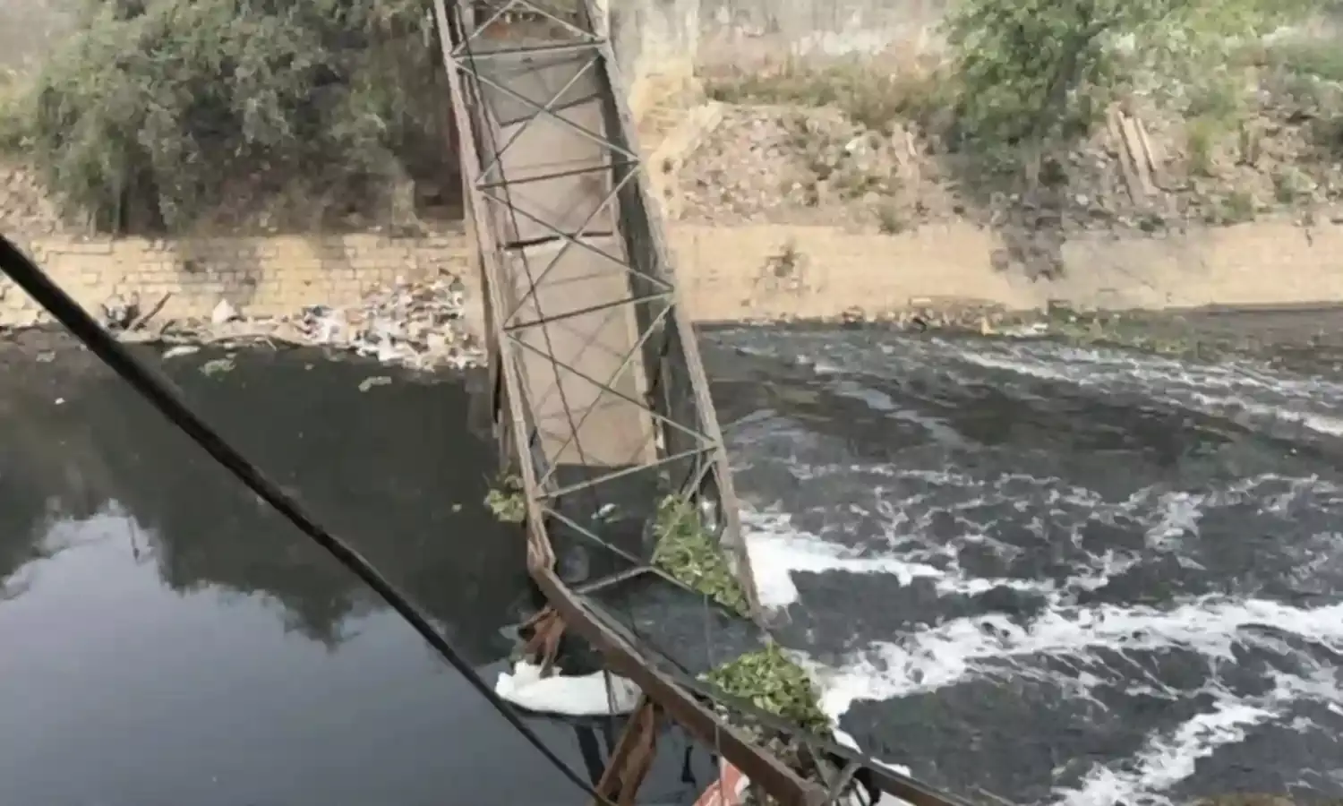 Delhi: కూలిన ఫుట్ బ్రిడ్జి.. నాలాలో పడి మహిళ మృతి