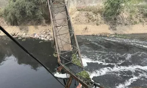 Delhi: కూలిన ఫుట్ బ్రిడ్జి.. నాలాలో పడి మహిళ మృతి