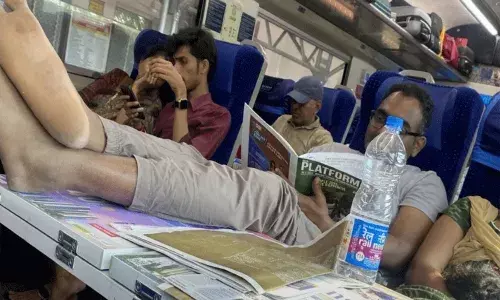 వందే భారత్ రైల్లో ఫుడ్ ట్రే టేబుల్‌పై కాళ్లు పెట్టిన ప్రయాణీకుడు.. పౌర స్పృహ అసలు లేదు