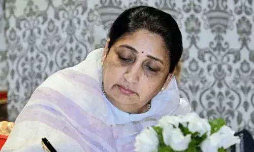 Mumbai: బారామతి ఉపఎన్నికల్లో సునేత్రా పవార్ పోటీ.. తన అభ్యర్థిని ఉపసంహరించుకున్న కాంగ్రెస్..