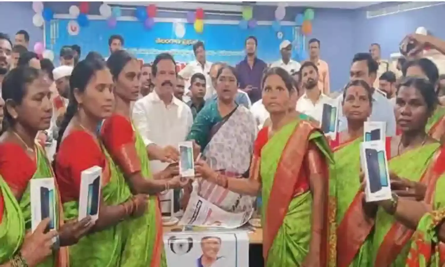 TG: త్వరలో 15 వేల అంగన్వాడీ టీచర్ పోస్టుల భర్తీ TG: త్వరలో 15 వేల అంగన్వాడీ టీచర్ పోస్టుల భర్తీ