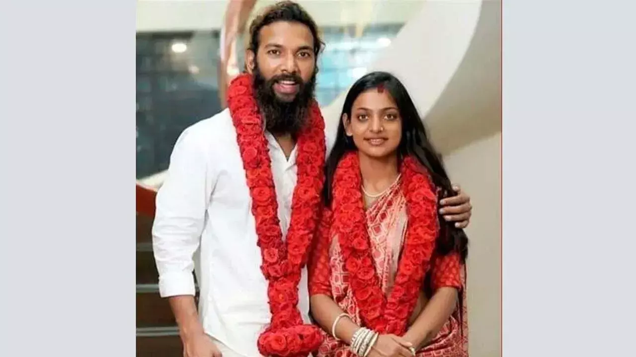 MonaLisa: మోనాలిసా ప్రేమ పెళ్లిలో కీలక మలుపు, భర్త ఫర్మాన్ ఖాన్పై పోక్సో కేసు MonaLisa: మోనాలిసా ప్రేమ పెళ్లిలో కీలక మలుపు, భర్త ఫర్మాన్ ఖాన్పై పోక్సో కేసు