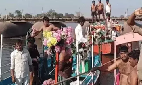 Madhura: యమునా నదిలో 30 మంది యాత్రికులతో వెళుతున్న పడవ బోల్తా..