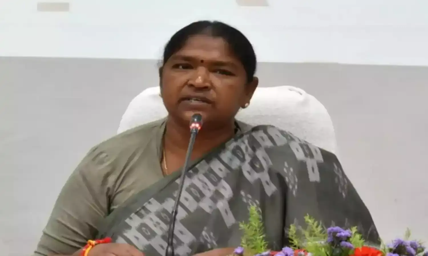 SEETHAKKA: కేసీఆర్‌కు మంత్రి సీతక్క లీగల్ నోటీసులు