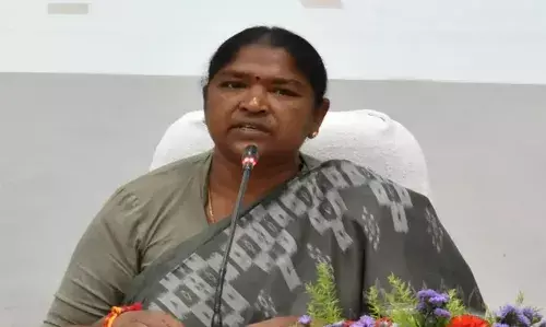 SEETHAKKA: కేసీఆర్‌కు మంత్రి సీతక్క లీగల్ నోటీసులు