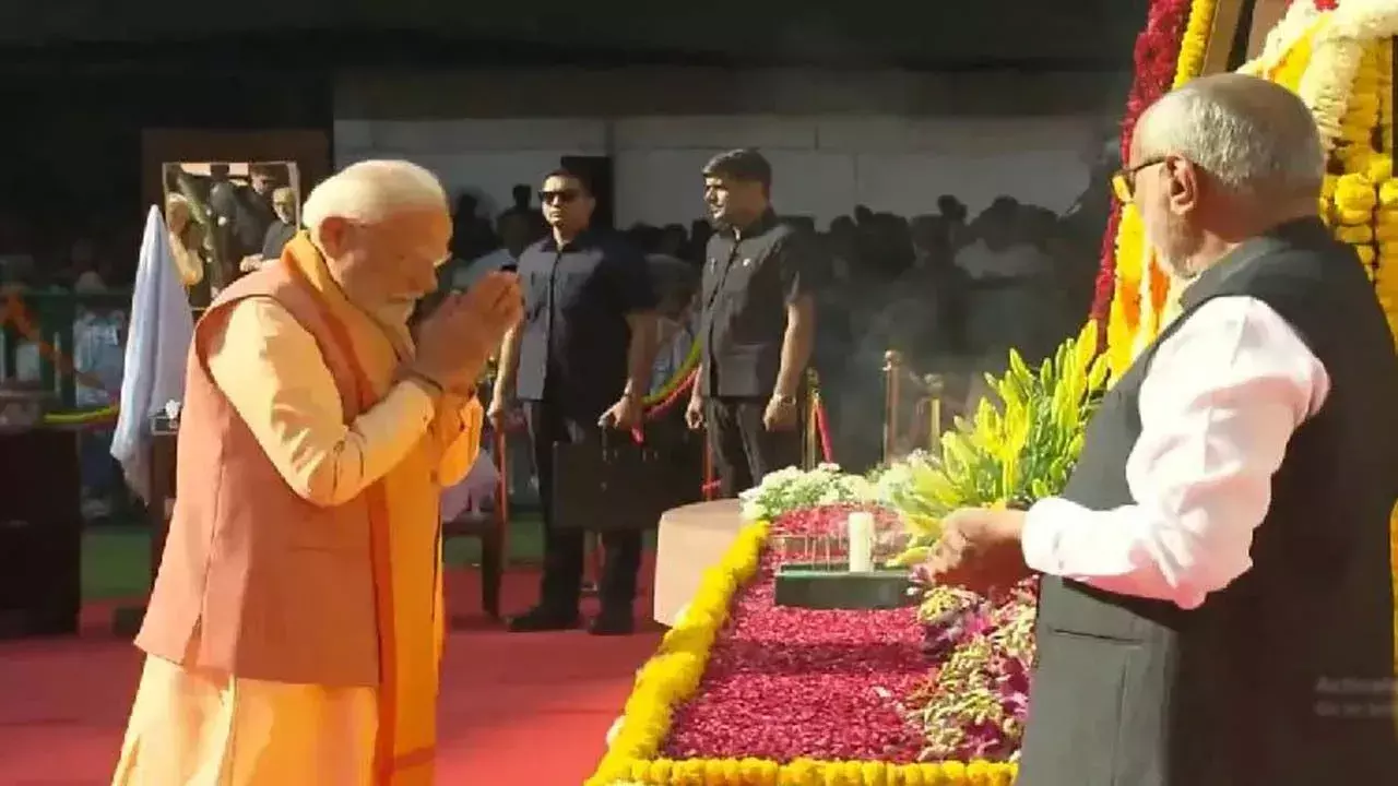 Ambedkar Jayanti: పార్లమెంట్ దగ్గర అంబేద్కర్ చిత్రపటానికి మోడీ, ఖర్గే నివాళి Ambedkar Jayanti: పార్లమెంట్ దగ్గర అంబేద్కర్ చిత్రపటానికి మోడీ, ఖర్గే నివాళి