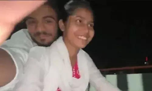 Uttar Pradesh Accident:బైక్ పై వీడియో చిత్రీకరిస్తూ.. అతి వేగంతో డివైడర్ ను ఢీకొని..