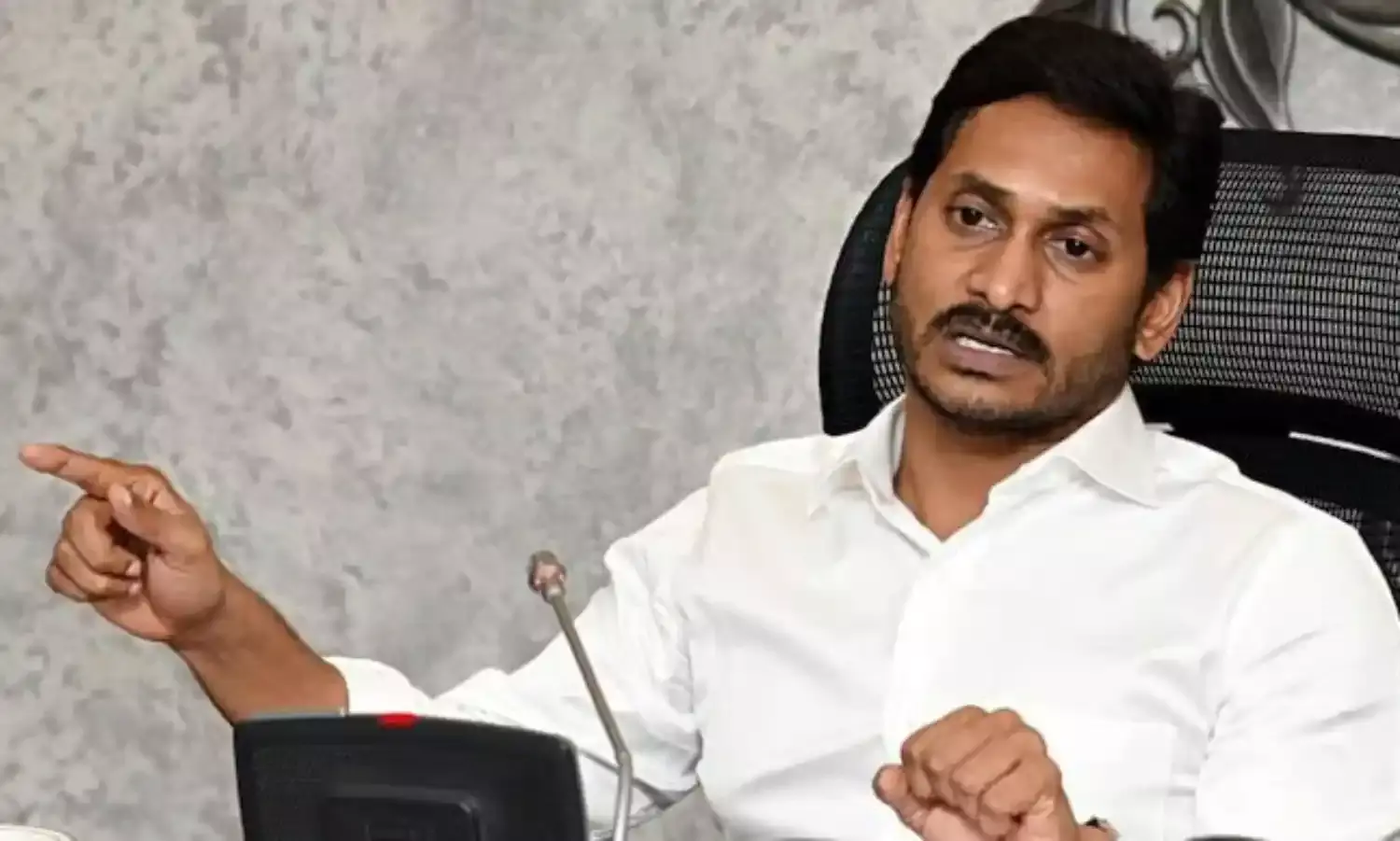 YS Jagan : విజయమ్మపై జగన్ కోపం.. సమర్థిస్తున్న వైసీపీ బ్యాచ్..!