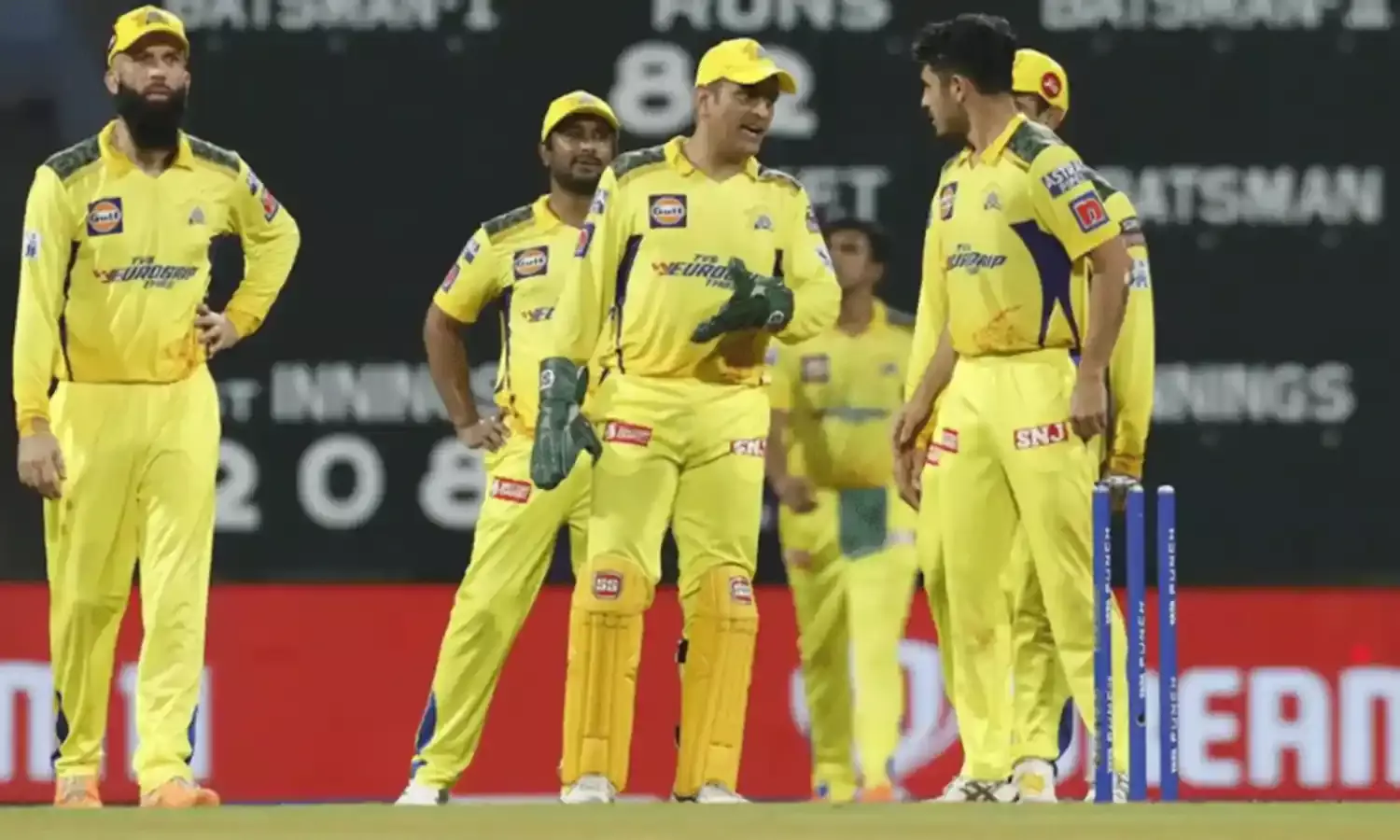 IPL 2026:  సీఎస్కే స్టార్ తల్లి మరణం.. అతడికి అండగా నిలిచిన ఎంఎస్ ధోని